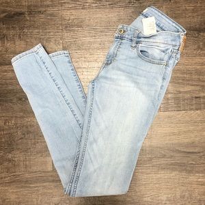Light wash skinny jeans!!